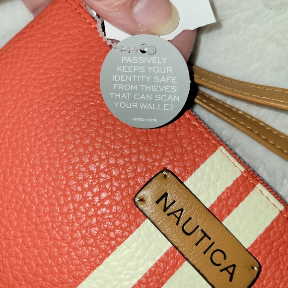 NAUTICA PEBBLED WRISTLET RFID SAFE NEW - Picture 3 of 6